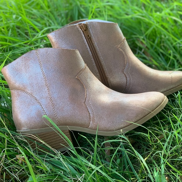 Women’s Metallic Fashion Style Western Boots Shoe - Picture 5 of 14